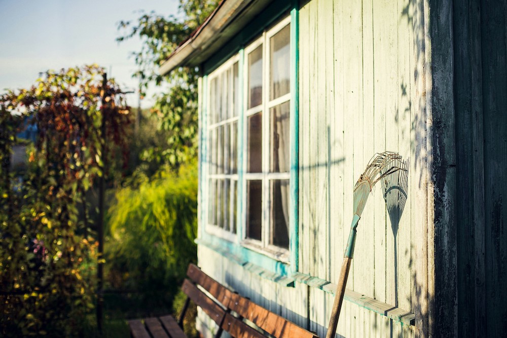 New to gardening? Here's a list of the best gardening tools for beginners that everyone should have when planting in their backyard or patio!